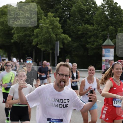 29.06.2025 - hella hamburg halbmarathon Jannik Wohlers http://msf.ph/oto/8299113 29.06.2025 10:37:00 Lombardsbrücke 1022, 1276, 1337, 1597, 1819, 2016, 2272, 2486, 2640, 3633, 4097, 4347, 4733, 5146, 5171, 5186, 5560, 5790, 5940, 6821, 6955, 7085, 7235, 7544, 7707, 7777, 7823, 8811, 8843, 9524, 10476, 10762, 10798, 10919, 11183, 11888, 11980, 12762, 12935, 13077, 13783, 14130, 14282, 14343, 14657, 14915, 15084, 16303, 16582, 16706, 16831, 16837, 17305, 17307, 17355, 17687, 17688, 17794, 17965, 18578, 18710, 18903 meine-sportfotos.de