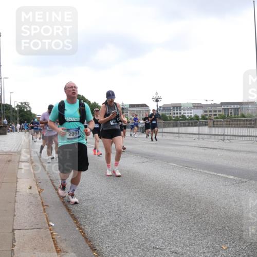 29.06.2025 - hella hamburg halbmarathon Lena Gebhardt http://msf.ph/oto/8299124 29.06.2025 10:46:51 Lombardsbrücke 1073, 1185, 1286, 1363, 1371, 1375, 1593, 1607, 1608, 1720, 1837, 1961, 1999, 2162, 2211, 2320, 2327, 2555, 2556, 2665, 2697, 2981, 3277, 3406, 3407, 3469, 3734, 3823, 4202, 4239, 4296, 4342, 4355, 4448, 4604, 5111, 5114, 5700, 5796, 5953, 6124, 6161, 6485, 6496, 6740, 7073, 7303, 7412, 7767, 7827, 8477, 8486, 8551, 8553, 8684, 8706, 8967, 9691, 10230, 13969, 14261, 15852, 16882, 16987 meine-sportfotos.de