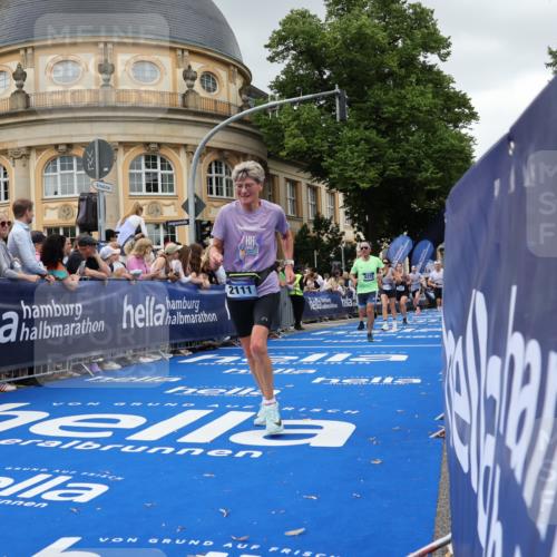 29.06.2025 - hella hamburg halbmarathon Strokosch-Dieckow http://msf.ph/oto/8299136 29.06.2025 10:53:11 Ziel 2074, 2111, 2208, 3059, 4121, 7312, 7383, 7864, 8273, 8361, 9142, 9537, 12875, 14323, 15179, 15681, 16929, 16986, 18901, 19208 meine-sportfotos.de