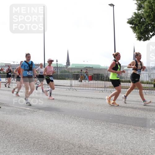 29.06.2025 - hella hamburg halbmarathon Lena Gebhardt http://msf.ph/oto/8299174 29.06.2025 10:36:56 Lombardsbrücke 8499, 2124, 1316, 1856, 1118, 1253, 1339, 1488, 1490, 1597, 1948, 1952, 1954, 2031, 2072, 2104, 2124, 2272, 2480, 2552, 2588, 3127, 3165, 3428, 3714, 3873, 3895, 4084, 4347, 4618, 4733, 4762, 4996, 5224, 5538, 5640, 5786, 5789, 6156, 6172, 6190, 6359, 6584, 6804, 7202, 7632, 7707, 7773, 8007, 8257, 8258, 8315, 8499, 8758, 8936, 8937, 8945, 9054, 9055, 9295, 9500, 9694, 13265, 15077, 17156, 17807, 18152, 18488 meine-sportfotos.de