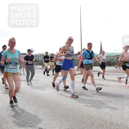 29.06.2025 - hella hamburg halbmarathon Lena Gebhardt http://msf.ph/oto/8299280 29.06.2025 10:36:57 Lombardsbrücke 15992, 146, 3499, 212, 13165, 1022, 1118, 1253, 1339, 1488, 1490, 1597, 1948, 1952, 1954, 2031, 2072, 2104, 2124, 2272, 2480, 2552, 2588, 3127, 3165, 3428, 3714, 3873, 3895, 4084, 4347, 4618, 4733, 4762, 4996, 5224, 5538, 5640, 5786, 5789, 6156, 6172, 6190, 6359, 6584, 6804, 7202, 7707, 7773, 8007, 8257, 8258, 8315, 8499, 8758, 8936, 8937, 8945, 9054, 9055, 9295, 9500, 9694, 13265, 15077, 17156, 17807, 18152, 18488 meine-sportfotos.de