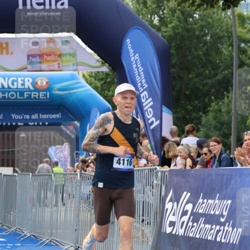 29.06.2025 - hella hamburg halbmarathon Strokosch-Dieckow http://msf.ph/oto/8299295 29.06.2025 10:17:06 Ziel 4116 meine-sportfotos.de