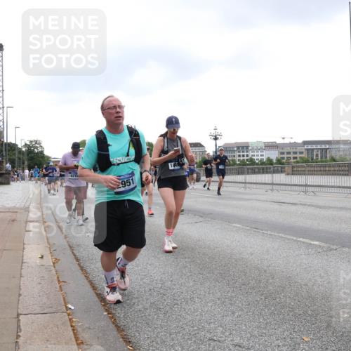 29.06.2025 - hella hamburg halbmarathon Lena Gebhardt http://msf.ph/oto/8299306 29.06.2025 10:46:51 Lombardsbrücke 1073, 1185, 1286, 1363, 1371, 1375, 1593, 1607, 1608, 1720, 1837, 1961, 1999, 2162, 2211, 2320, 2327, 2555, 2556, 2665, 2697, 2981, 3277, 3406, 3407, 3469, 3734, 3823, 4202, 4239, 4296, 4342, 4355, 4448, 4604, 5111, 5114, 5700, 5796, 5953, 6124, 6161, 6485, 6496, 6740, 7073, 7303, 7412, 7767, 7827, 8477, 8486, 8551, 8553, 8684, 8706, 8967, 9691, 10230, 13969, 14261, 15852, 16882, 16987 meine-sportfotos.de
