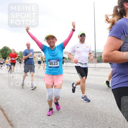 29.06.2025 - hella hamburg halbmarathon Lena Gebhardt http://msf.ph/oto/8299327 29.06.2025 10:56:19 Lombardsbrücke 4354, 10987, 8533, 15173, 483, 1047, 1113, 1738, 1909, 2095, 2143, 2307, 2793, 2915, 3257, 3268, 3438, 3520, 3675, 3676, 3953, 3987, 4083, 4265, 4354, 4473, 4773, 4836, 5237, 5306, 5438, 5580, 5693, 5757, 5994, 6055, 6056, 6113, 6494, 6594, 6690, 6968, 7025, 7028, 7090, 7307, 7516, 7616, 7711, 8005, 8108, 8305, 8517, 8533, 8606, 8766, 9383, 9435, 9606, 9838, 9948, 9953, 10449, 10555, 10569, 10640, 10740, 10784, 10987 meine-sportfotos.de