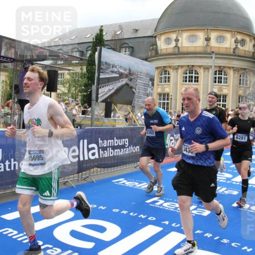 29.06.2025 - hella hamburg halbmarathon Michael Strokosch http://msf.ph/oto/8299348 29.06.2025 10:57:33 Ziel 2236, 3435, 4502, 5015, 5134, 5728, 6281, 6302, 8393, 9727, 12144, 13245, 13394, 15695, 16093, 17758, 17828 meine-sportfotos.de