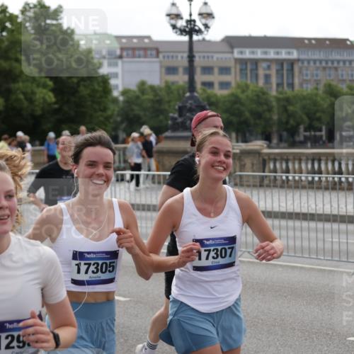 29.06.2025 - hella hamburg halbmarathon Jannik Wohlers http://msf.ph/oto/8299350 29.06.2025 10:37:02 Lombardsbrücke 1022, 1276, 1337, 1819, 2016, 2486, 2640, 3633, 4097, 5146, 5171, 5186, 5560, 5790, 5940, 6821, 6955, 7085, 7124, 7235, 7544, 7777, 7823, 8811, 8843, 9524, 10476, 10762, 10798, 10919, 11183, 11801, 11888, 11980, 12123, 12762, 12935, 13077, 13783, 14130, 14282, 14343, 14657, 15084, 16032, 16303, 16582, 16706, 16831, 16837, 17305, 17307, 17355, 17965, 18710, 18903 meine-sportfotos.de