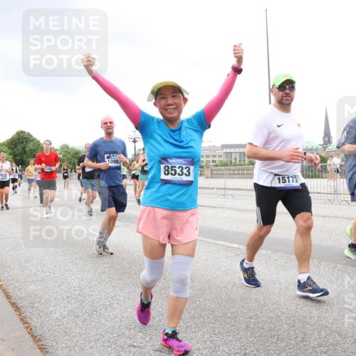 29.06.2025 - hella hamburg halbmarathon Lena Gebhardt http://msf.ph/oto/8299379 29.06.2025 10:56:19 Lombardsbrücke 10987, 8533, 15173, 1064, 1047, 1113, 1738, 1909, 2095, 2143, 2307, 2793, 2915, 3257, 3268, 3438, 3520, 3675, 3676, 3953, 3987, 4083, 4265, 4354, 4473, 4773, 4836, 5237, 5306, 5438, 5580, 5693, 5757, 5994, 6055, 6056, 6113, 6494, 6594, 6690, 6968, 7025, 7028, 7090, 7307, 7516, 7616, 7711, 8005, 8108, 8305, 8517, 8533, 8606, 8766, 9383, 9435, 9606, 9838, 9948, 9953, 10449, 10555, 10569, 10640, 10740, 10784, 10987 meine-sportfotos.de