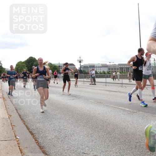29.06.2025 - hella hamburg halbmarathon Lena Gebhardt http://msf.ph/oto/8299413 29.06.2025 10:21:44 Lombardsbrücke 13937, 575, 12041, 6, 1072, 1158, 1191, 1250, 1294, 1401, 1668, 1958, 2172, 2271, 2315, 2353, 2529, 2635, 2815, 3122, 3606, 3770, 3817, 3825, 3826, 3995, 4046, 4289, 4375, 4376, 4697, 4786, 5122, 5373, 5395, 5412, 5493, 5641, 5759, 5957, 6086, 6103, 6475, 6676, 6805, 6844, 7075, 7162, 7375, 7522, 7553, 7612, 7672, 7781, 8095, 8286, 8715, 8844, 8896, 8959, 9002, 9062, 9100, 9369, 9483, 9499, 9532, 9624, 10374, 10874 meine-sportfotos.de