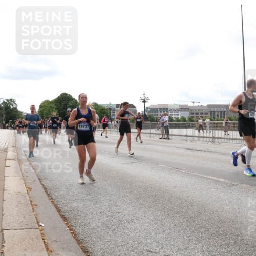 29.06.2025 - hella hamburg halbmarathon Lena Gebhardt http://msf.ph/oto/8299442 29.06.2025 10:21:44 Lombardsbrücke 13937, 575, 12041, 1072, 1158, 1191, 1250, 1294, 1401, 1668, 1958, 2172, 2271, 2315, 2353, 2529, 2635, 2815, 3122, 3606, 3770, 3817, 3825, 3826, 3995, 4046, 4289, 4375, 4376, 4697, 4786, 5122, 5373, 5395, 5412, 5493, 5641, 5759, 5957, 6086, 6103, 6475, 6676, 6805, 6844, 7075, 7162, 7375, 7522, 7553, 7612, 7672, 7781, 8095, 8286, 8715, 8844, 8896, 8959, 9002, 9062, 9100, 9369, 9483, 9499, 9532, 9624, 10374, 10874 meine-sportfotos.de