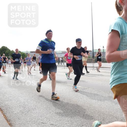 29.06.2025 - hella hamburg halbmarathon Lena Gebhardt http://msf.ph/oto/8299447 29.06.2025 10:36:58 Lombardsbrücke 1952, 15588, 62, 1599, 146, 1022, 1118, 1253, 1339, 1488, 1490, 1597, 1948, 1952, 1954, 2031, 2072, 2104, 2124, 2272, 2480, 2552, 2588, 3127, 3165, 3428, 3714, 3873, 3895, 4084, 4347, 4618, 4733, 4762, 4996, 5224, 5538, 5640, 5786, 5789, 6156, 6172, 6190, 6359, 6584, 6804, 7202, 7707, 7773, 8007, 8257, 8258, 8315, 8499, 8758, 8936, 8937, 8945, 9054, 9055, 9295, 9500, 9694, 13265, 15077, 17156, 17807, 18152, 18488 meine-sportfotos.de