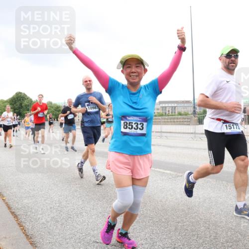 29.06.2025 - hella hamburg halbmarathon Lena Gebhardt http://msf.ph/oto/8299451 29.06.2025 10:56:19 Lombardsbrücke 11863, 10987, 8533, 15173, 1047, 1113, 1738, 1909, 2095, 2143, 2307, 2793, 2915, 3257, 3268, 3438, 3520, 3675, 3676, 3953, 3987, 4083, 4265, 4354, 4473, 4773, 4836, 5237, 5306, 5438, 5580, 5693, 5757, 5994, 6055, 6056, 6113, 6494, 6594, 6690, 6968, 7025, 7028, 7090, 7307, 7516, 7616, 7711, 8005, 8108, 8305, 8517, 8533, 8606, 8766, 9383, 9435, 9606, 9838, 9948, 9953, 10449, 10555, 10569, 10640, 10740, 10784, 10987 meine-sportfotos.de