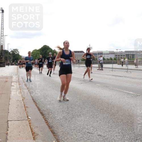 29.06.2025 - hella hamburg halbmarathon Lena Gebhardt http://msf.ph/oto/8299467 29.06.2025 10:21:44 Lombardsbrücke 183, 13937, 5122, 1072, 1158, 1191, 1250, 1294, 1401, 1668, 1958, 2172, 2271, 2315, 2353, 2529, 2635, 2815, 3122, 3606, 3770, 3817, 3825, 3826, 3995, 4046, 4289, 4375, 4376, 4697, 4786, 5122, 5373, 5395, 5412, 5493, 5641, 5759, 5957, 6086, 6103, 6475, 6676, 6805, 6844, 7075, 7162, 7375, 7522, 7553, 7612, 7672, 7781, 8095, 8286, 8715, 8844, 8896, 8959, 9002, 9062, 9100, 9369, 9483, 9499, 9532, 9624, 10374, 10874 meine-sportfotos.de