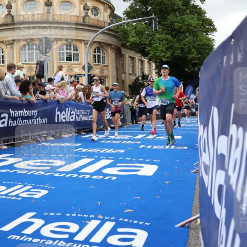 29.06.2025 - hella hamburg halbmarathon Strokosch-Dieckow http://msf.ph/oto/8299490 29.06.2025 10:53:20 Ziel 1683, 1727, 2074, 2354, 4065, 6198, 6629, 6942, 7312, 8361, 8651, 9142, 11844, 12490, 12875, 13912, 13997, 15179, 15681, 15838, 18134, 18901 meine-sportfotos.de