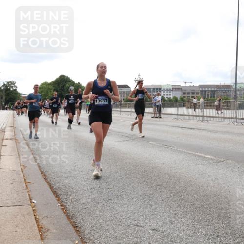 29.06.2025 - hella hamburg halbmarathon Lena Gebhardt http://msf.ph/oto/8299502 29.06.2025 10:21:44 Lombardsbrücke 1837, 7612, 13937, 5122, 572041, 1072, 1158, 1191, 1250, 1294, 1401, 1668, 1958, 2172, 2271, 2315, 2353, 2529, 2635, 2815, 3122, 3606, 3770, 3817, 3825, 3826, 3995, 4046, 4289, 4375, 4376, 4697, 4786, 5122, 5373, 5395, 5412, 5493, 5641, 5759, 5957, 6086, 6103, 6475, 6676, 6805, 6844, 7075, 7162, 7375, 7522, 7553, 7612, 7672, 7781, 8095, 8286, 8715, 8844, 8896, 8959, 9002, 9062, 9100, 9369, 9483, 9499, 9532, 9624, 10374, 10874 meine-sportfotos.de