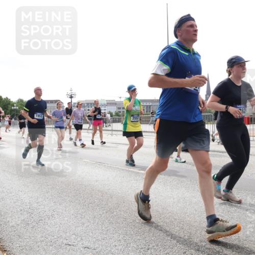 29.06.2025 - hella hamburg halbmarathon Lena Gebhardt http://msf.ph/oto/8299522 29.06.2025 10:36:58 Lombardsbrücke 9500, 62, 16309, 1952, 2552, 1022, 1118, 1253, 1339, 1488, 1490, 1597, 1948, 1952, 1954, 2031, 2072, 2104, 2124, 2272, 2480, 2552, 2588, 3127, 3165, 3428, 3714, 3873, 3895, 4084, 4347, 4618, 4733, 4762, 4996, 5224, 5538, 5640, 5786, 5789, 6156, 6172, 6190, 6359, 6584, 6804, 7202, 7707, 7773, 8007, 8257, 8258, 8315, 8499, 8758, 8936, 8937, 8945, 9054, 9055, 9295, 9500, 9694, 13265, 15077, 17156, 17807, 18152, 18488 meine-sportfotos.de