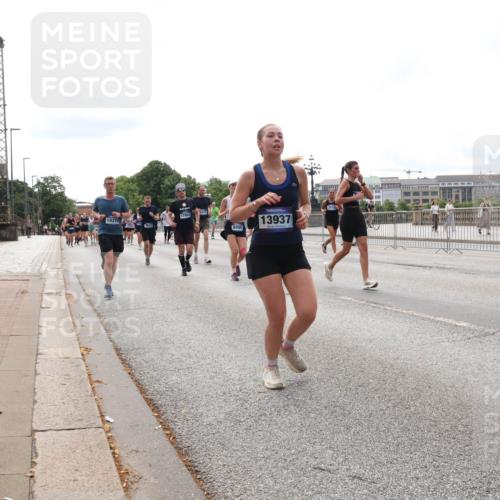 29.06.2025 - hella hamburg halbmarathon Lena Gebhardt http://msf.ph/oto/8299541 29.06.2025 10:21:45 Lombardsbrücke 18378, 17903, 8896, 13937, 1072, 1158, 1191, 1250, 1294, 1401, 1668, 1958, 1963, 2172, 2271, 2315, 2353, 2529, 2635, 2744, 2815, 3122, 3606, 3770, 3817, 3825, 3826, 3995, 4046, 4289, 4375, 4376, 4697, 4786, 5122, 5373, 5395, 5412, 5493, 5641, 5759, 5957, 6086, 6103, 6475, 6676, 6805, 6844, 6881, 7075, 7162, 7375, 7522, 7553, 7612, 7672, 7781, 8095, 8286, 8715, 8860, 8896, 8959, 9002, 9062, 9100, 9369, 9483, 9499, 9532, 9624, 10374, 10874 meine-sportfotos.de