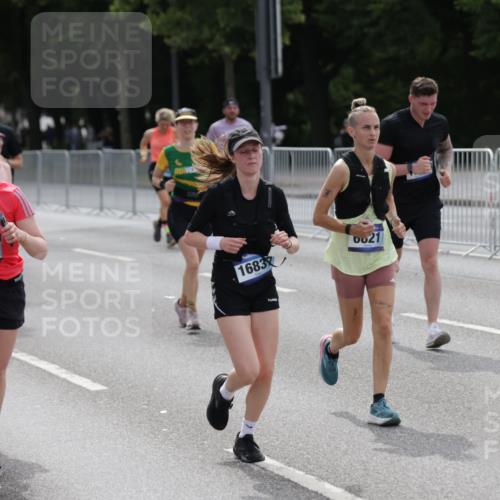 29.06.2025 - hella hamburg halbmarathon Jannik Wohlers http://msf.ph/oto/8299550 29.06.2025 10:37:04 Lombardsbrücke 1276, 1337, 1819, 2016, 2486, 2640, 3633, 4097, 5146, 5171, 5186, 5560, 5790, 5940, 6821, 6955, 7085, 7124, 7235, 7544, 7777, 7823, 8811, 8843, 9524, 10476, 10798, 10919, 11183, 11801, 11888, 11980, 12123, 12472, 12762, 12824, 12935, 13077, 14130, 14282, 14343, 14657, 15084, 16032, 16303, 16582, 16680, 16706, 16831, 16837, 17305, 17307, 17355, 17965, 18710, 18903 meine-sportfotos.de