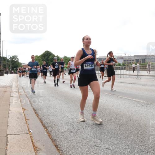 29.06.2025 - hella hamburg halbmarathon Lena Gebhardt http://msf.ph/oto/8299570 29.06.2025 10:21:45 Lombardsbrücke 17903, 6475, 18378, 7612, 8896, 13937, 2919, 1072, 1158, 1191, 1250, 1294, 1401, 1668, 1958, 1963, 2172, 2271, 2315, 2353, 2529, 2635, 2744, 2815, 3122, 3606, 3770, 3817, 3825, 3826, 3995, 4046, 4289, 4375, 4376, 4697, 4786, 5122, 5373, 5395, 5412, 5493, 5641, 5759, 5957, 6086, 6103, 6475, 6676, 6805, 6844, 6881, 7075, 7162, 7375, 7522, 7553, 7612, 7672, 7781, 8095, 8286, 8715, 8860, 8896, 8959, 9002, 9062, 9100, 9369, 9483, 9499, 9532, 9624, 10374, 10874 meine-sportfotos.de