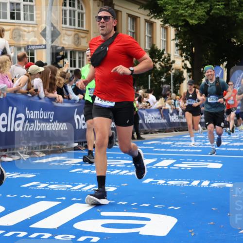 29.06.2025 - hella hamburg halbmarathon Strokosch-Dieckow http://msf.ph/oto/8299592 29.06.2025 10:53:22 Ziel 1683, 1727, 2074, 2354, 4065, 5866, 6198, 6629, 6942, 7312, 8651, 9142, 11068, 11844, 12490, 12909, 13912, 13997, 15179, 15681, 15838, 17710, 18134, 18901 meine-sportfotos.de