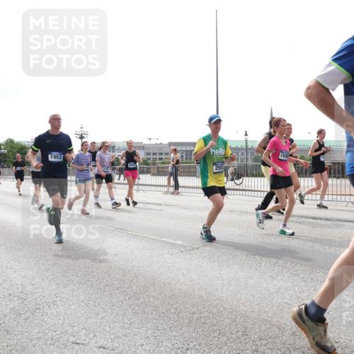 29.06.2025 - hella hamburg halbmarathon Lena Gebhardt http://msf.ph/oto/8299613 29.06.2025 10:36:59 Lombardsbrücke 500, 16309, 1952, 6190, 8945, 2552, 1558, 8937, 1022, 1118, 1253, 1339, 1488, 1490, 1597, 1948, 1952, 1954, 2031, 2072, 2104, 2124, 2272, 2480, 2552, 2588, 3127, 3165, 3428, 3714, 3873, 3895, 4084, 4347, 4618, 4733, 4762, 4996, 5224, 5538, 5640, 5786, 5789, 6156, 6172, 6359, 6584, 6804, 7202, 7707, 7773, 8007, 8257, 8258, 8315, 8499, 8758, 8936, 8937, 9054, 9055, 9295, 9500, 9694, 13265, 15077, 17156, 17807, 18152, 18488 meine-sportfotos.de