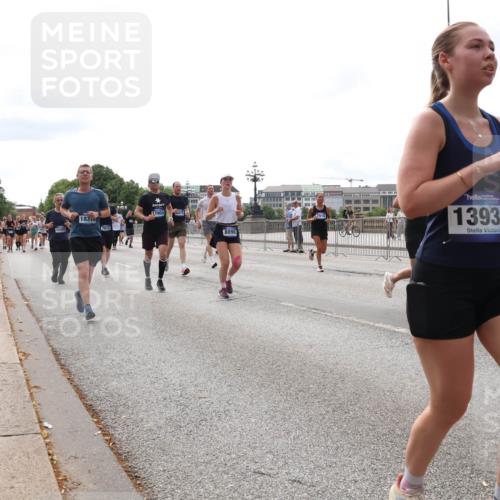 29.06.2025 - hella hamburg halbmarathon Lena Gebhardt http://msf.ph/oto/8299678 29.06.2025 10:21:46 Lombardsbrücke 12402, 1830, 7612, 17903, 5475, 8896, 2919, 13937, 1072, 1158, 1191, 1250, 1294, 1401, 1668, 1958, 1963, 2172, 2271, 2315, 2353, 2529, 2635, 2744, 2815, 3122, 3606, 3768, 3770, 3817, 3825, 3826, 3995, 4046, 4289, 4375, 4376, 4697, 4786, 5122, 5373, 5395, 5412, 5493, 5641, 5759, 5957, 6086, 6103, 6475, 6676, 6805, 6844, 6881, 7075, 7162, 7375, 7522, 7553, 7612, 7672, 7781, 8095, 8286, 8715, 8860, 8896, 8959, 9002, 9062, 9100, 9369, 9483, 9499, 9532, 9624, 10374, 10874 meine-sportfotos.de