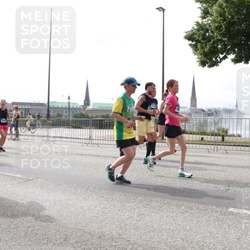 29.06.2025 - hella hamburg halbmarathon Lena Gebhardt http://msf.ph/oto/8299707 29.06.2025 10:36:59 Lombardsbrücke 1952, 1118, 156, 1022, 1118, 1253, 1339, 1488, 1490, 1597, 1948, 1952, 1954, 2031, 2072, 2104, 2124, 2272, 2480, 2552, 2588, 3127, 3165, 3428, 3714, 3873, 3895, 4084, 4347, 4618, 4733, 4762, 4996, 5224, 5538, 5640, 5786, 5789, 6156, 6172, 6359, 6584, 6804, 7202, 7707, 7773, 8007, 8257, 8258, 8315, 8499, 8758, 8936, 8937, 9054, 9055, 9295, 9500, 9694, 13265, 15077, 17156, 17807, 18152, 18488 meine-sportfotos.de