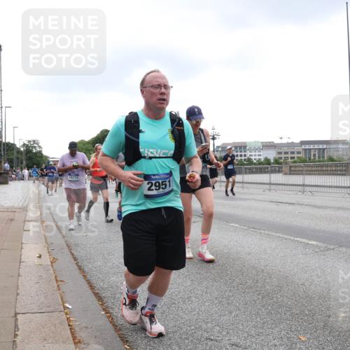 29.06.2025 - hella hamburg halbmarathon Lena Gebhardt http://msf.ph/oto/8299712 29.06.2025 10:46:52 Lombardsbrücke 1073, 1185, 1286, 1363, 1371, 1375, 1593, 1607, 1608, 1720, 1837, 1961, 1999, 2162, 2211, 2320, 2327, 2555, 2556, 2665, 2697, 2981, 3277, 3406, 3407, 3469, 3734, 3823, 4202, 4239, 4296, 4342, 4355, 4448, 4483, 4604, 5111, 5114, 5700, 5796, 5953, 6124, 6161, 6485, 6496, 6740, 7073, 7303, 7412, 7767, 7827, 8477, 8486, 8551, 8553, 8684, 8706, 8967, 9691, 10230, 13969, 14261, 15852, 16882, 16987 meine-sportfotos.de