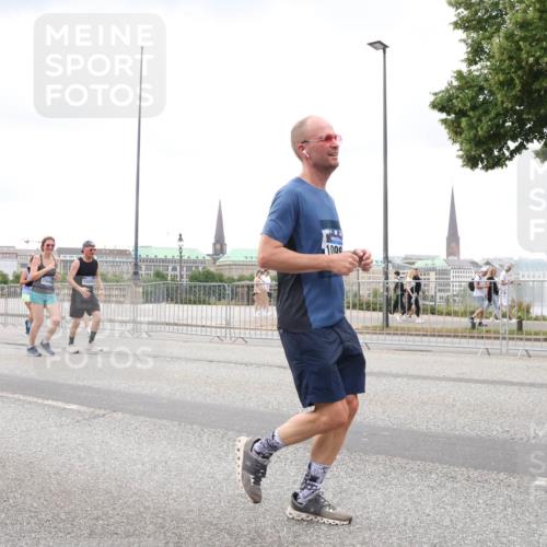 29.06.2025 - hella hamburg halbmarathon Lena Gebhardt http://msf.ph/oto/8299725 29.06.2025 10:56:20 Lombardsbrücke 8517, 11862, 1569, 15699, 100, 1047, 1113, 1738, 1909, 2095, 2143, 2307, 2793, 2915, 3257, 3268, 3438, 3520, 3675, 3676, 3953, 3987, 4083, 4265, 4354, 4473, 4773, 4836, 5237, 5306, 5438, 5580, 5693, 5757, 5994, 6055, 6056, 6113, 6494, 6594, 6690, 6968, 7025, 7028, 7090, 7307, 7516, 7616, 7711, 8005, 8108, 8305, 8517, 8533, 8606, 8766, 8939, 8943, 9383, 9435, 9606, 9838, 9948, 9953, 10449, 10555, 10569, 10571, 10640, 10740, 10784, 10987 meine-sportfotos.de