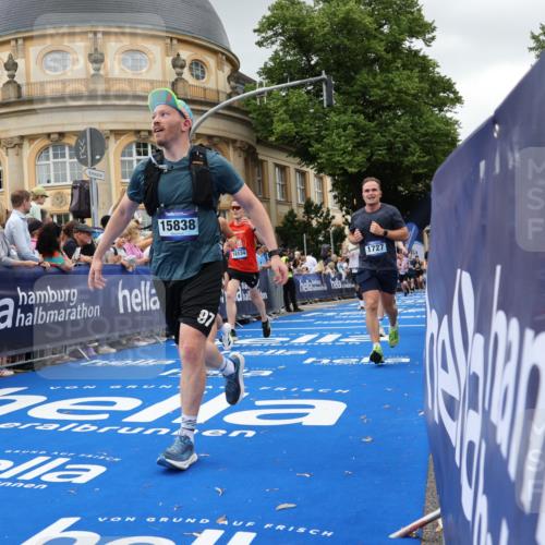 29.06.2025 - hella hamburg halbmarathon Strokosch-Dieckow http://msf.ph/oto/8299772 29.06.2025 10:53:25 Ziel 1061, 1098, 1499, 1683, 1727, 2070, 2354, 4065, 5866, 6198, 6629, 6942, 8651, 11068, 11844, 12490, 12909, 13912, 13997, 15113, 15497, 15681, 15838, 17710, 18134, 18450, 18612, 18901 meine-sportfotos.de