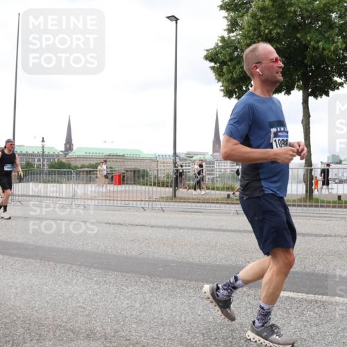 29.06.2025 - hella hamburg halbmarathon Lena Gebhardt http://msf.ph/oto/8299809 29.06.2025 10:56:21 Lombardsbrücke 11862, 15696, 1098, 1047, 1113, 1738, 1909, 2095, 2143, 2307, 2793, 2887, 2915, 2991, 3257, 3268, 3438, 3520, 3614, 3675, 3676, 3953, 3987, 4083, 4265, 4354, 4473, 4773, 4836, 5237, 5306, 5438, 5580, 5693, 5757, 5994, 6056, 6494, 6690, 6968, 7025, 7028, 7090, 7307, 7516, 7616, 7711, 8005, 8108, 8305, 8517, 8533, 8606, 8766, 8939, 8943, 9383, 9435, 9606, 9838, 9910, 9948, 9953, 10555, 10569, 10571, 10640, 10740, 10784, 10987 meine-sportfotos.de