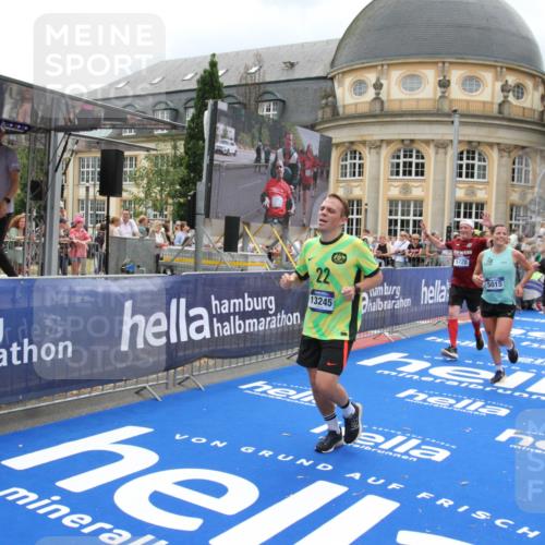 29.06.2025 - hella hamburg halbmarathon Michael Strokosch http://msf.ph/oto/8299811 29.06.2025 10:57:36 Ziel 1239, 2236, 2652, 3435, 4502, 5015, 5134, 5457, 5458, 5728, 8393, 12144, 13245, 14571, 14951, 16093, 17758, 17769 meine-sportfotos.de