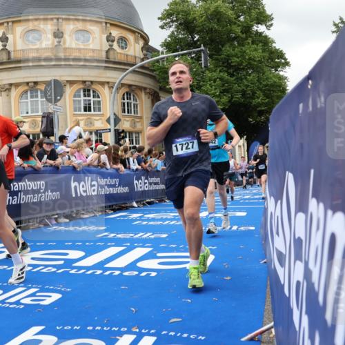 29.06.2025 - hella hamburg halbmarathon Strokosch-Dieckow http://msf.ph/oto/8299872 29.06.2025 10:53:25 Ziel 1061, 1098, 1499, 1683, 1727, 2070, 2354, 4065, 5866, 6198, 6629, 6942, 8651, 11068, 11844, 12490, 12909, 13912, 13997, 15113, 15497, 15681, 15838, 17710, 18134, 18450, 18612, 18901 meine-sportfotos.de