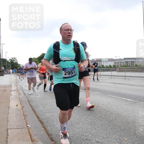 29.06.2025 - hella hamburg halbmarathon Lena Gebhardt http://msf.ph/oto/8299897 29.06.2025 10:46:52 Lombardsbrücke 1073, 1185, 1286, 1363, 1371, 1375, 1593, 1607, 1608, 1720, 1837, 1961, 1999, 2162, 2211, 2320, 2327, 2555, 2556, 2665, 2697, 2981, 3277, 3406, 3407, 3469, 3734, 3823, 4202, 4239, 4296, 4342, 4355, 4448, 4483, 4604, 5111, 5114, 5700, 5796, 5953, 6124, 6161, 6485, 6496, 6740, 7073, 7303, 7412, 7767, 7827, 8477, 8486, 8551, 8553, 8684, 8706, 8967, 9691, 10230, 13969, 14261, 15852, 16882, 16987 meine-sportfotos.de