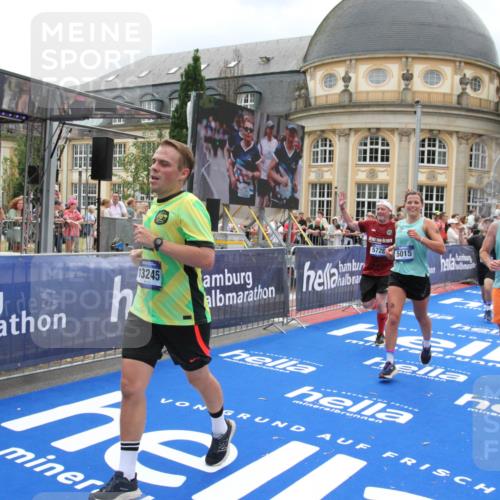 29.06.2025 - hella hamburg halbmarathon Michael Strokosch http://msf.ph/oto/8299905 29.06.2025 10:57:37 Ziel 1239, 2236, 2652, 4502, 5015, 5134, 5457, 5458, 5728, 12144, 13245, 14571, 14951, 15220, 17769, 17814 meine-sportfotos.de
