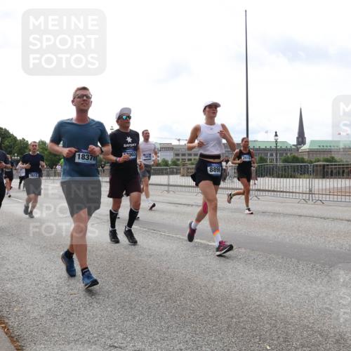 29.06.2025 - hella hamburg halbmarathon Lena Gebhardt http://msf.ph/oto/8299909 29.06.2025 10:21:47 Lombardsbrücke 12402, 7612, 18378, 7903, 10019, 8896, 1072, 1158, 1191, 1250, 1294, 1401, 1668, 1958, 1963, 2172, 2271, 2315, 2353, 2529, 2635, 2744, 2815, 3122, 3606, 3768, 3770, 3817, 3825, 3826, 3995, 4046, 4289, 4375, 4376, 4697, 4786, 5122, 5373, 5395, 5412, 5493, 5641, 5759, 5957, 6086, 6103, 6475, 6676, 6805, 6844, 6881, 7075, 7162, 7375, 7522, 7553, 7612, 7672, 7781, 8095, 8286, 8431, 8715, 8860, 8896, 8959, 9002, 9062, 9100, 9369, 9483, 9499, 9532, 9624, 10374, 10874 meine-sportfotos.de