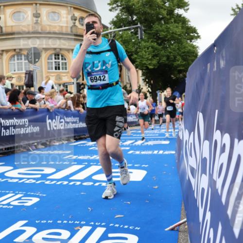 29.06.2025 - hella hamburg halbmarathon Strokosch-Dieckow http://msf.ph/oto/8299948 29.06.2025 10:53:26 Ziel 1030, 1061, 1098, 1499, 1683, 1727, 1783, 2070, 2354, 4065, 5866, 6198, 6628, 6629, 6942, 8651, 11068, 11844, 12490, 12909, 13912, 13997, 15113, 15497, 15838, 17710, 18134, 18450, 18612 meine-sportfotos.de