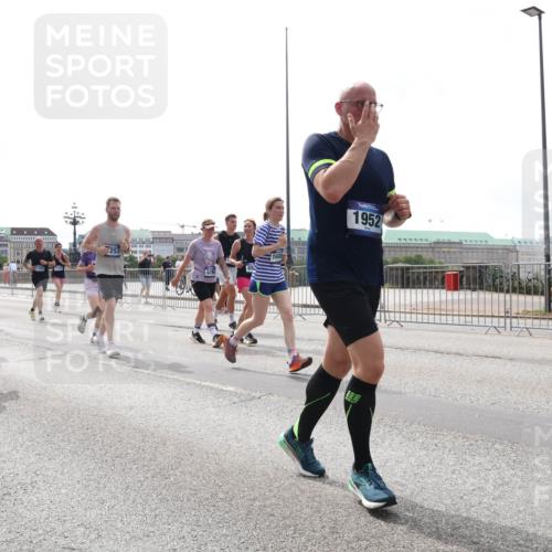 29.06.2025 - hella hamburg halbmarathon Lena Gebhardt http://msf.ph/oto/8299951 29.06.2025 10:37:00 Lombardsbrücke 499, 11831, 163, 253, 1952, 1022, 1118, 1253, 1339, 1488, 1490, 1597, 1948, 1952, 1954, 2031, 2072, 2104, 2272, 2480, 2552, 2588, 3127, 3165, 3714, 3873, 3895, 4084, 4347, 4618, 4733, 4762, 4996, 5224, 5538, 5640, 5786, 5789, 6156, 6172, 6359, 6584, 6804, 7202, 7707, 7773, 8007, 8257, 8258, 8315, 8499, 8758, 8936, 8937, 9054, 9055, 9295, 9500, 9694, 13265, 15077, 17156, 17807, 18152, 18488 meine-sportfotos.de