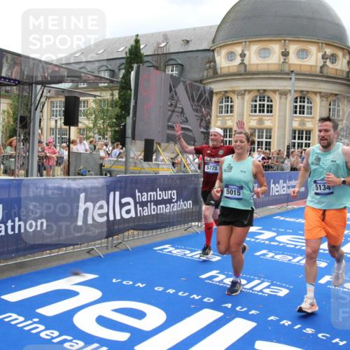 29.06.2025 - hella hamburg halbmarathon Michael Strokosch http://msf.ph/oto/8299966 29.06.2025 10:57:37 Ziel 1239, 2236, 2652, 4502, 5015, 5134, 5457, 5458, 5728, 12144, 13245, 14571, 14951, 15220, 17769, 17814 meine-sportfotos.de