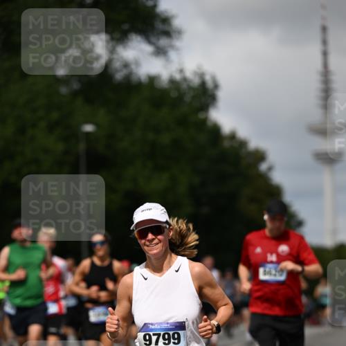 29.06.2025 - hella hamburg halbmarathon Dr. Thomas Lammeyer http://msf.ph/oto/8299978 29.06.2025 10:37:53 Kennedybrücke 1189, 1275, 1896, 2526, 2776, 3264, 3340, 3345, 3812, 3848, 4361, 4433, 4449, 4807, 4824, 4826, 5075, 5141, 5557, 5561, 5584, 5821, 5822, 5887, 6364, 6515, 6516, 6956, 7027, 7308, 7309, 7633, 7653, 7982, 8157, 8349, 8375, 8377, 8383, 8401, 8620, 9234, 9258, 9438, 9706, 9799, 9875, 9995, 10048, 10800, 11092, 11111, 11229, 11237, 11260 meine-sportfotos.de