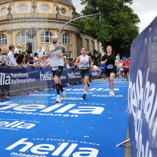 29.06.2025 - hella hamburg halbmarathon Strokosch-Dieckow http://msf.ph/oto/8299988 29.06.2025 10:53:27 Ziel 1030, 1061, 1098, 1499, 1727, 1783, 2070, 2354, 3399, 5866, 6198, 6628, 6629, 6942, 8651, 11068, 12490, 12909, 13912, 13997, 15113, 15497, 15838, 17710, 18134, 18450, 18612 meine-sportfotos.de