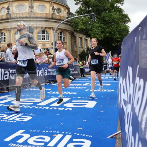 29.06.2025 - hella hamburg halbmarathon Strokosch-Dieckow http://msf.ph/oto/8300038 29.06.2025 10:53:28 Ziel 1030, 1061, 1098, 1499, 1727, 1783, 2070, 3399, 5866, 6198, 6628, 6629, 6942, 8651, 11068, 12909, 13912, 13997, 15113, 15497, 15838, 15856, 17710, 18134, 18450, 18612 meine-sportfotos.de