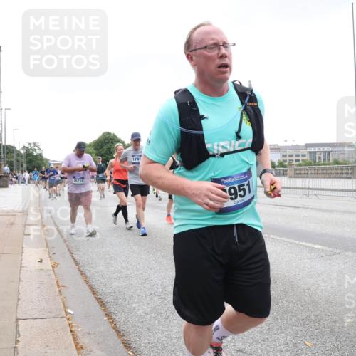 29.06.2025 - hella hamburg halbmarathon Lena Gebhardt http://msf.ph/oto/8300068 29.06.2025 10:46:52 Lombardsbrücke 1073, 1185, 1286, 1363, 1371, 1375, 1593, 1607, 1608, 1720, 1837, 1961, 1999, 2162, 2211, 2320, 2327, 2555, 2556, 2665, 2697, 2981, 3277, 3406, 3407, 3469, 3734, 3823, 4202, 4239, 4296, 4342, 4355, 4448, 4483, 4604, 5111, 5114, 5700, 5796, 5953, 6124, 6161, 6485, 6496, 6740, 7073, 7303, 7412, 7767, 7827, 8477, 8486, 8551, 8553, 8684, 8706, 8967, 9691, 10230, 13969, 14261, 15852, 16882, 16987 meine-sportfotos.de