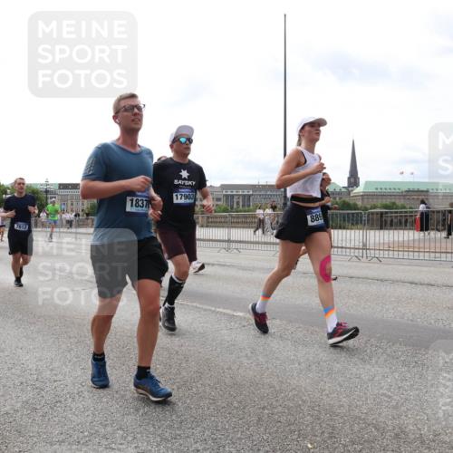 29.06.2025 - hella hamburg halbmarathon Lena Gebhardt http://msf.ph/oto/8300098 29.06.2025 10:21:47 Lombardsbrücke 12402, 7612, 1837, 17903, 889, 1072, 1158, 1191, 1250, 1294, 1401, 1668, 1958, 1963, 2172, 2271, 2315, 2353, 2529, 2635, 2744, 2815, 3122, 3606, 3768, 3770, 3817, 3825, 3826, 3995, 4046, 4289, 4375, 4376, 4697, 4786, 5122, 5373, 5395, 5412, 5493, 5641, 5759, 5957, 6086, 6103, 6475, 6676, 6805, 6844, 6881, 7075, 7162, 7375, 7522, 7553, 7612, 7672, 7781, 8095, 8286, 8431, 8715, 8860, 8896, 8959, 9002, 9062, 9100, 9369, 9483, 9499, 9532, 9624, 10374, 10874 meine-sportfotos.de