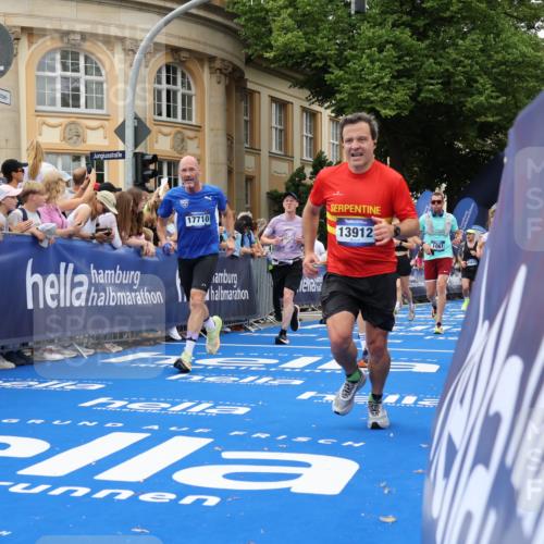 29.06.2025 - hella hamburg halbmarathon Strokosch-Dieckow http://msf.ph/oto/8300116 29.06.2025 10:53:29 Ziel 1030, 1061, 1098, 1499, 1502, 1727, 1783, 2070, 3399, 5866, 6198, 6628, 6629, 6762, 6942, 8651, 10549, 11068, 12909, 13912, 13997, 15113, 15497, 15856, 17710, 18450, 18612, 18666 meine-sportfotos.de