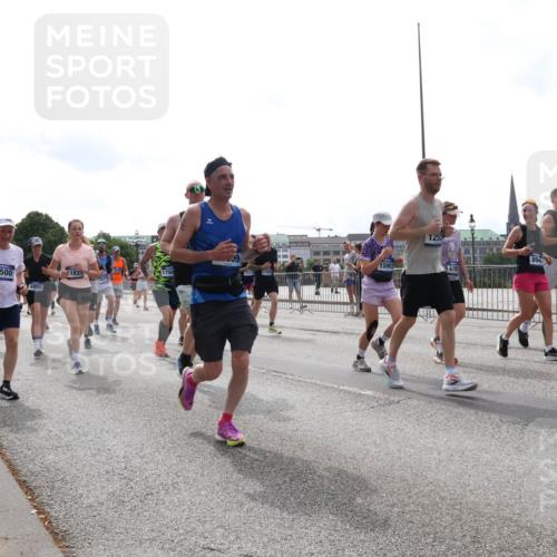29.06.2025 - hella hamburg halbmarathon Lena Gebhardt http://msf.ph/oto/8300121 29.06.2025 10:37:01 Lombardsbrücke 9500, 4996, 1831, 1477, 1750, 9, 12532, 17591, 1253, 894, 1022, 1118, 1253, 1339, 1488, 1490, 1597, 1948, 1952, 1954, 2031, 2072, 2104, 2272, 2480, 2552, 2588, 3127, 3165, 3714, 3873, 3895, 4084, 4097, 4347, 4618, 4733, 4762, 4996, 5224, 5538, 5560, 5640, 5786, 5789, 5940, 6156, 6172, 6359, 6584, 6804, 7202, 7707, 7773, 8007, 8257, 8258, 8315, 8499, 8758, 8811, 8936, 8937, 9054, 9055, 9295, 9500, 9694, 13265, 15077, 17156, 17807, 18152, 18488 meine-sportfotos.de