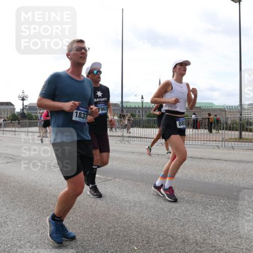 29.06.2025 - hella hamburg halbmarathon Lena Gebhardt http://msf.ph/oto/8300153 29.06.2025 10:21:47 Lombardsbrücke 12402, 7612, 7903, 1837, 889, 1072, 1158, 1191, 1250, 1294, 1401, 1668, 1958, 1963, 2172, 2271, 2315, 2353, 2529, 2635, 2744, 2815, 3122, 3606, 3768, 3770, 3817, 3825, 3826, 3995, 4046, 4289, 4375, 4376, 4697, 4786, 5122, 5373, 5395, 5412, 5493, 5641, 5759, 5957, 6086, 6103, 6475, 6676, 6805, 6844, 6881, 7075, 7162, 7375, 7522, 7553, 7612, 7672, 7781, 8095, 8286, 8431, 8715, 8860, 8896, 8959, 9002, 9062, 9100, 9369, 9483, 9499, 9532, 9624, 10374, 10874 meine-sportfotos.de