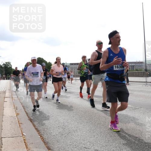 29.06.2025 - hella hamburg halbmarathon Lena Gebhardt http://msf.ph/oto/8300165 29.06.2025 10:37:02 Lombardsbrücke 17504, 9500, 16309, 15907, 1022, 1118, 1253, 1276, 1339, 1488, 1490, 1597, 1948, 1952, 1954, 2031, 2072, 2104, 2272, 2480, 2552, 2588, 3127, 3165, 3714, 3873, 3895, 4084, 4097, 4347, 4618, 4733, 4762, 4996, 5146, 5224, 5538, 5560, 5640, 5786, 5789, 5940, 6156, 6172, 6359, 6584, 6804, 7202, 7707, 7773, 8007, 8257, 8258, 8315, 8499, 8758, 8811, 8936, 8937, 9054, 9055, 9295, 9500, 9694, 13265, 15077, 17156, 17807, 18152, 18488 meine-sportfotos.de