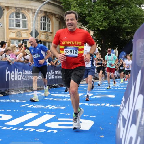29.06.2025 - hella hamburg halbmarathon Strokosch-Dieckow http://msf.ph/oto/8300166 29.06.2025 10:53:30 Ziel 1030, 1061, 1098, 1499, 1502, 1783, 2070, 2630, 3399, 3819, 5866, 6198, 6628, 6629, 6762, 6942, 10549, 11068, 12632, 12909, 13912, 13997, 15113, 15497, 15856, 17710, 18450, 18612, 18666, 18715 meine-sportfotos.de