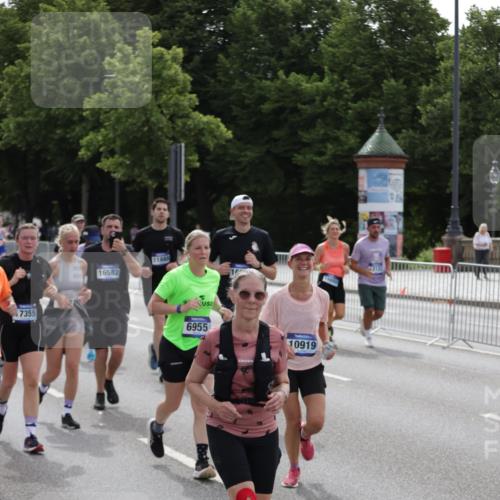 29.06.2025 - hella hamburg halbmarathon Jannik Wohlers http://msf.ph/oto/8300211 29.06.2025 10:37:08 Lombardsbrücke 1337, 1819, 2016, 2199, 2486, 2640, 3633, 5171, 5186, 5790, 5875, 6243, 6821, 6955, 7085, 7124, 7235, 7544, 7777, 7823, 8843, 9524, 10476, 10506, 10798, 10919, 11183, 11801, 11888, 12123, 12254, 12472, 12762, 12824, 12935, 13077, 14130, 14282, 14657, 15084, 16032, 16303, 16582, 16680, 16706, 16837, 17305, 17307, 17355, 17798, 17965, 18903 meine-sportfotos.de