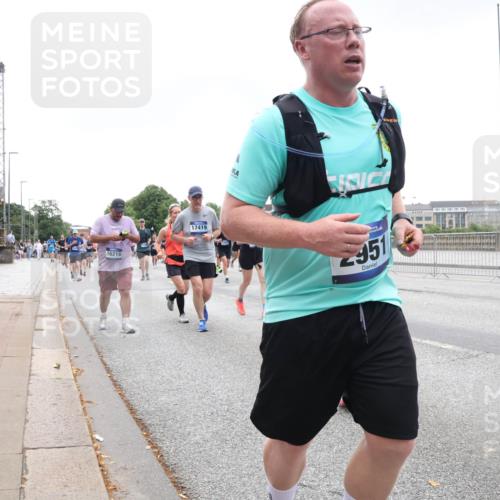 29.06.2025 - hella hamburg halbmarathon Lena Gebhardt http://msf.ph/oto/8300216 29.06.2025 10:46:52 Lombardsbrücke 1073, 1185, 1286, 1363, 1371, 1375, 1593, 1607, 1608, 1720, 1837, 1961, 1999, 2162, 2211, 2320, 2327, 2555, 2556, 2665, 2697, 2981, 3277, 3406, 3407, 3469, 3734, 3823, 4202, 4239, 4296, 4342, 4355, 4448, 4483, 4604, 5111, 5114, 5700, 5796, 5953, 6124, 6161, 6485, 6496, 6740, 7073, 7303, 7412, 7767, 7827, 8477, 8486, 8551, 8553, 8684, 8706, 8967, 9691, 10230, 13969, 14261, 15852, 16882, 16987 meine-sportfotos.de